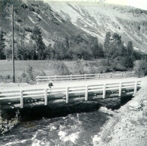 Old black-and-white photo of a bridge